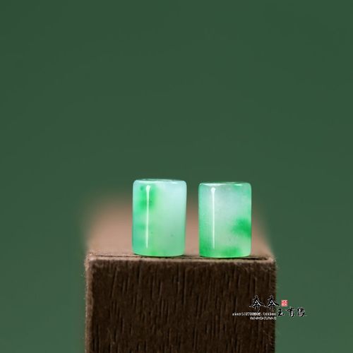 天然巴山翡翠冰飘绿桶珠