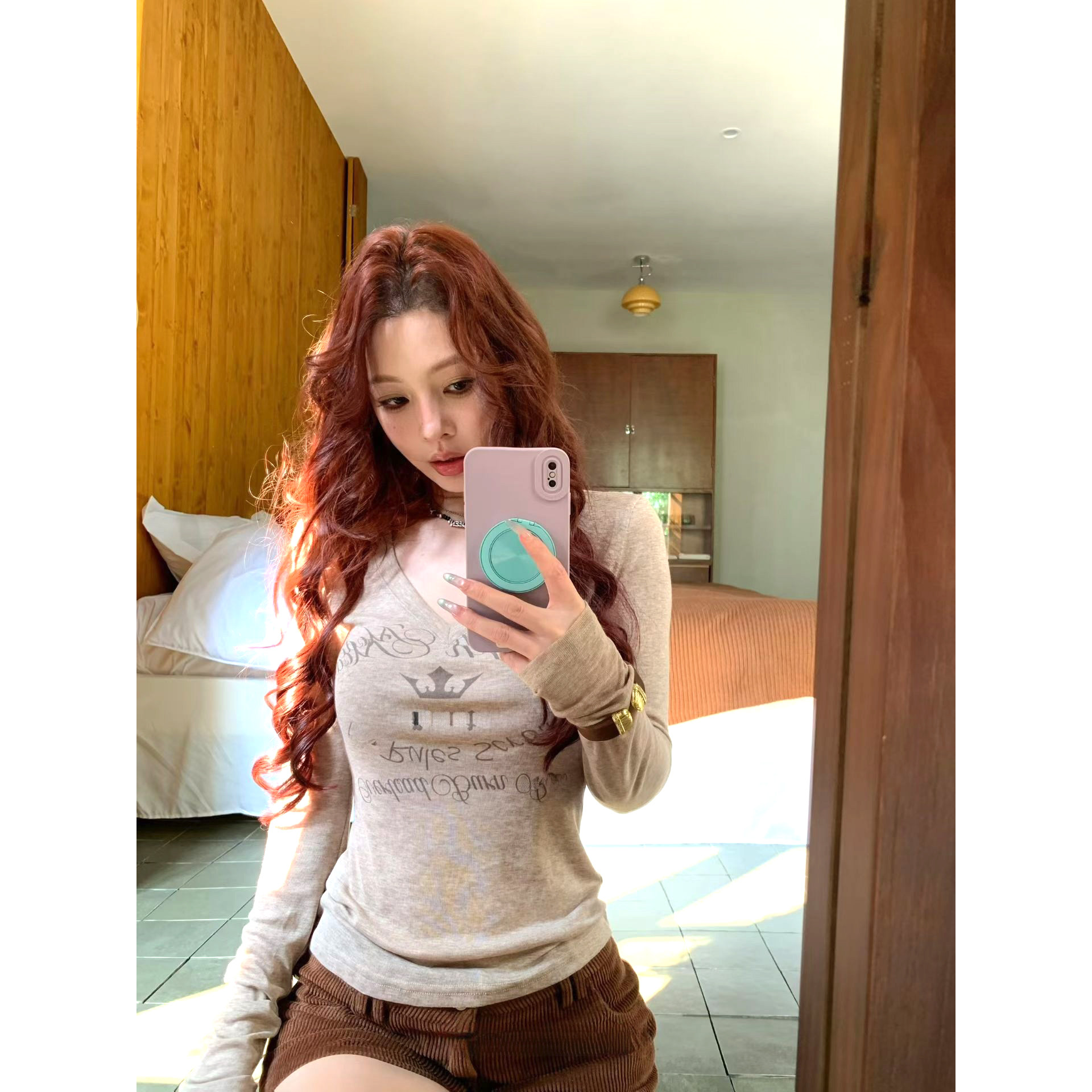 伦敦旧址  莱赛尔复古字母印花松弛感显瘦上衣女秋微透修身打底衫