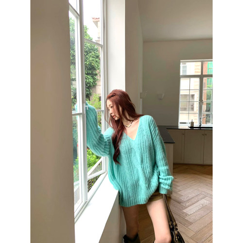 松绿绞花V领宽松麻花毛衣女