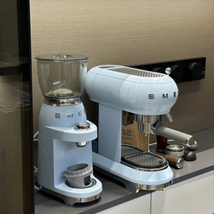 现货斯麦格SMEG咖啡机 半自动家用ECF01系列 意大利进口意式