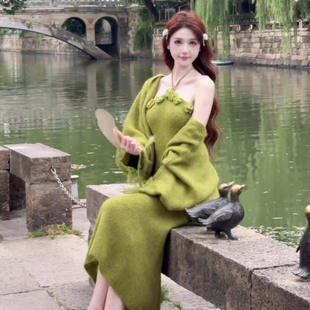 秋冬软糯轻飘感针织套装女装高级感挂脖连衣裙花朵开衫吊带两件套