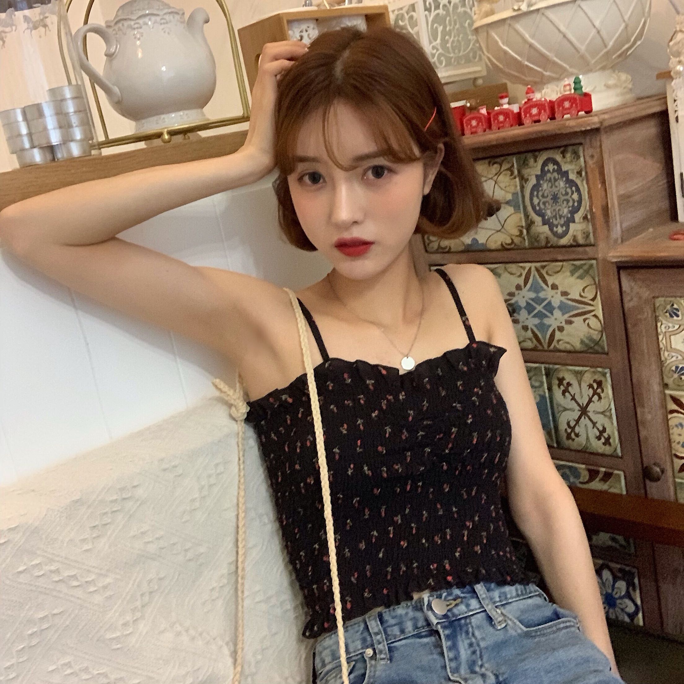 The actual price is no less than 23 Korean version Baitao small fresh sweet dew shoulder broken flower small suspender vest