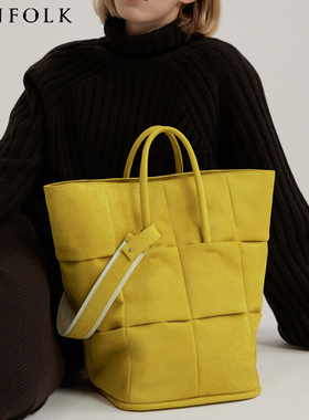 包包女大容量2025潮新款磨砂绒布水桶包宽肩带棋盘格子手提单肩包