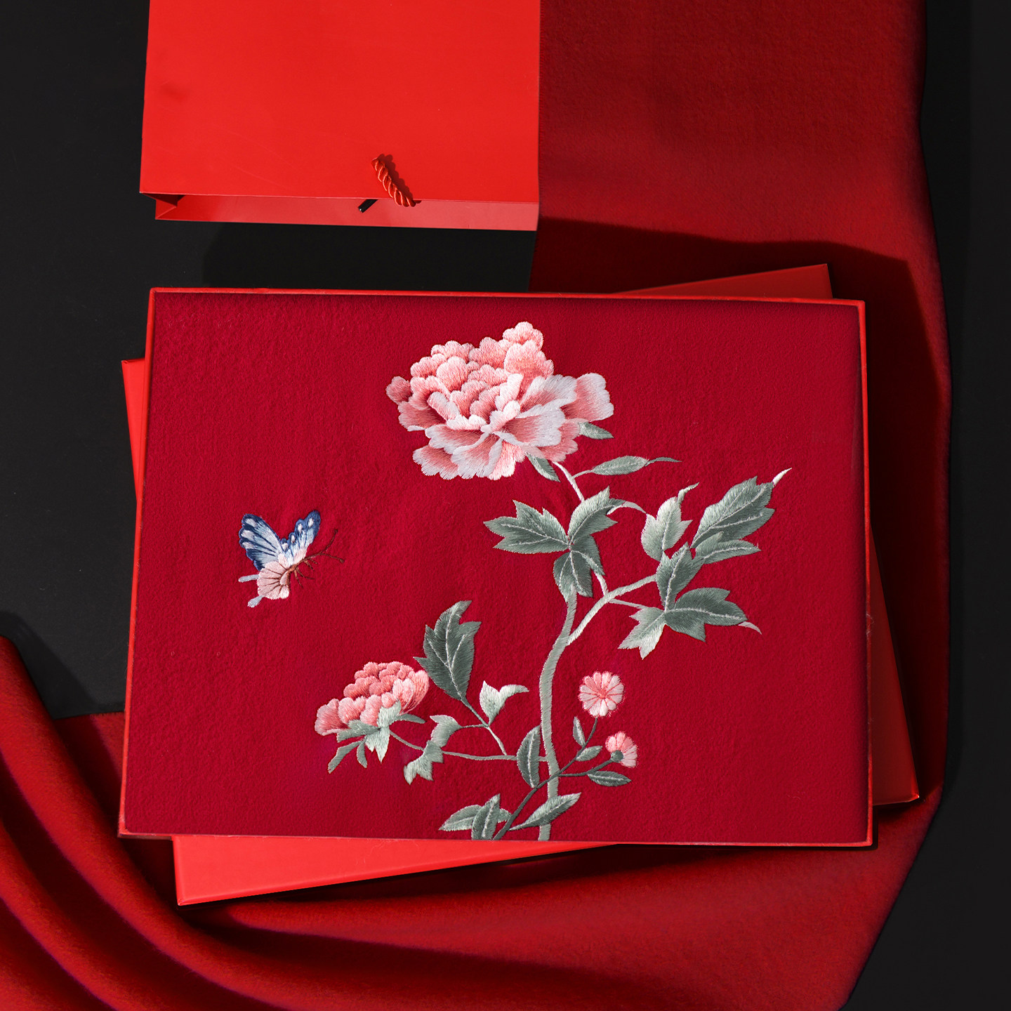 大尺寸70CM羊毛披肩带盘扣护肩秋冬保暖牡丹蝶舞刺绣围巾妈妈新年