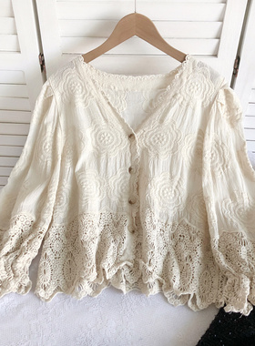 2023早春新款法式复古百搭V领镂空钩花长袖单排扣宽松衬衫上衣女