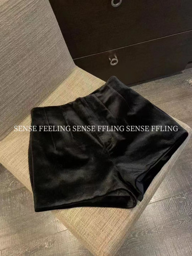 Sense feeling 丝绒短裤2026秋冬新款显瘦修身时尚百搭热裤休闲