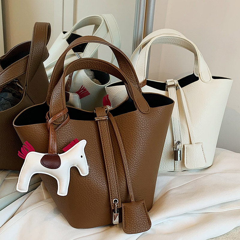 高级质感水桶包包女包2025新款复古百搭手提包大容量通勤小拎包,箱包皮具/热销女包/男包,小方包,淘宝优惠券,粉丝福利购,淘宝优惠卷