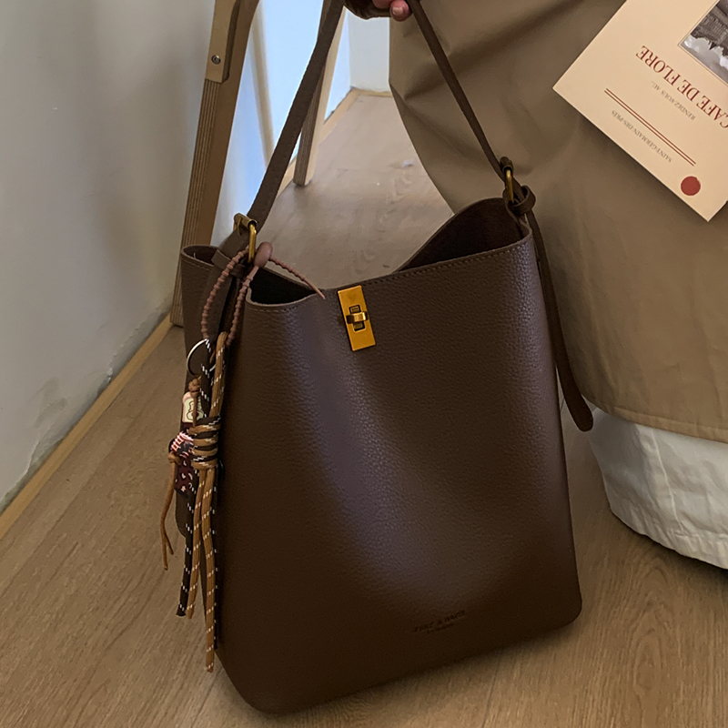 高级感百搭通勤水桶包