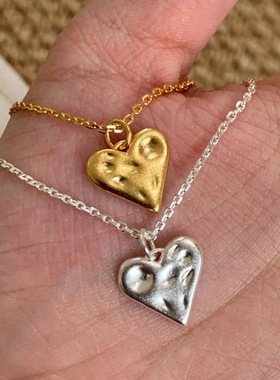 轻奢中古风磨砂质感拉丝锤纹爱心项链个性少女百搭精致时尚锁骨链