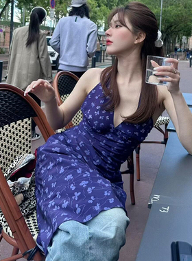 蝴蝶印花度假风修身长裙2025夏季新款法式V领紫色挂脖露背连衣裙