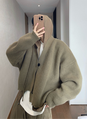 dannyandzee秋冬复古军绿色不规则门襟V领保暖纽扣开衫毛衣男外套
