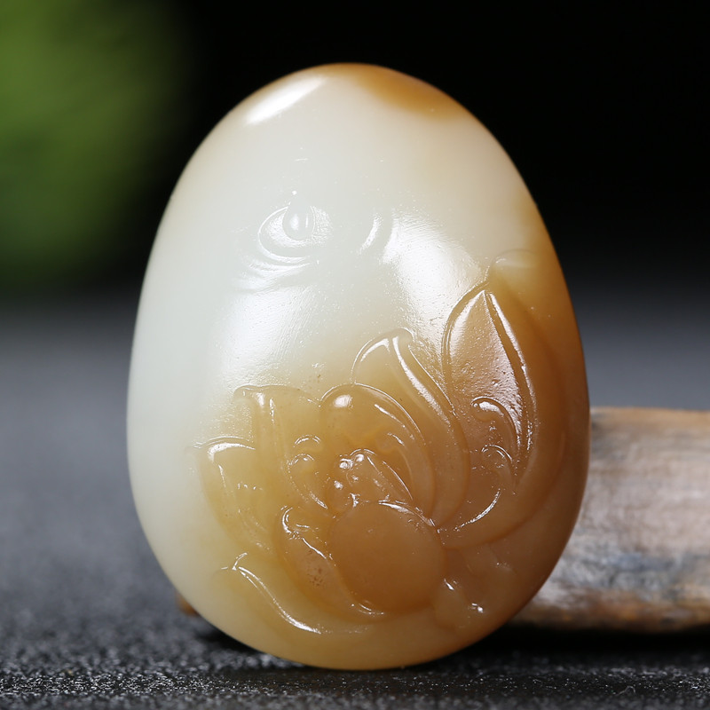 新疆和田玉且末料糖羊脂白玉荷花挂件