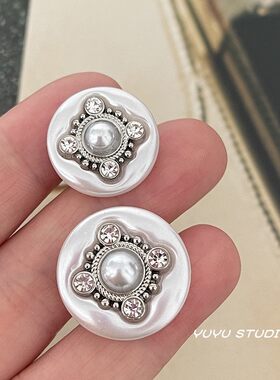 粗毛呢白色黑色双拼珍珠纽扣