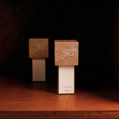 JCAESAR “向下生长”香水 意大利白洞石瓶盖 手工雕刻 木质调