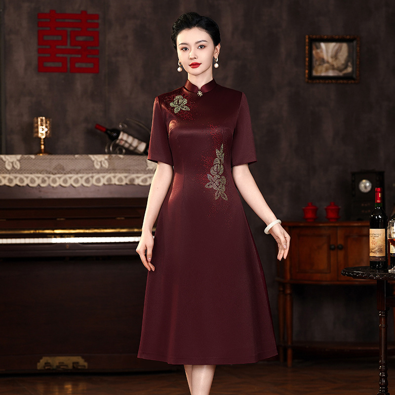 酒红色喜婆婆装旗袍喜妈妈年轻款婚宴礼服醋酸星光弹力缎宴会