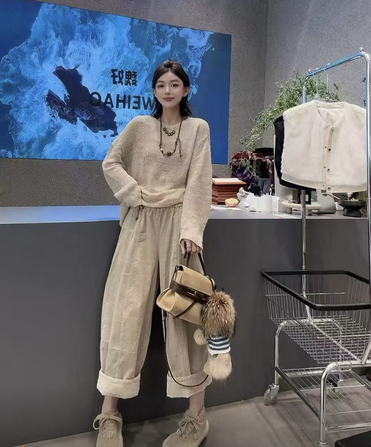 2025年秋冬新款韩版宽松显瘦百搭休闲裤女高腰直筒条绒阔腿裤子潮