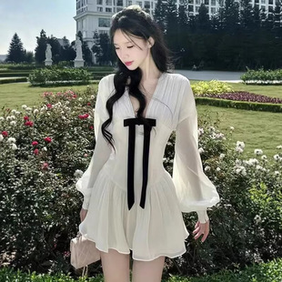 法式蝴蝶结V领露背长袖连衣裙女春夏高级感气质收腰显瘦白色短裙