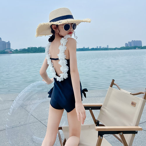 童泳衣中大女孩专业训练