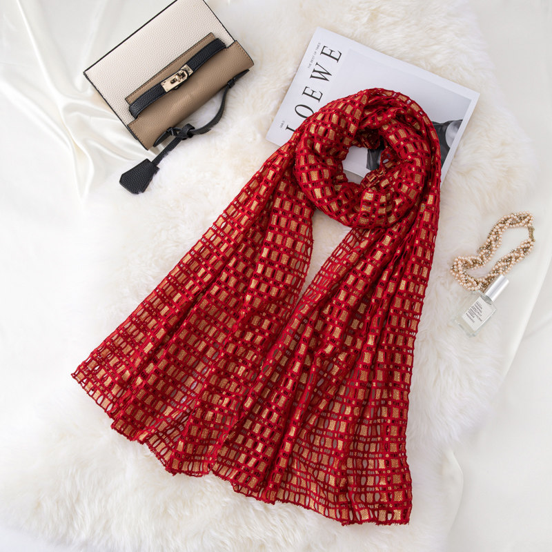 洋气百搭气质女丝巾复古红色方格纱巾镂空蕾丝围巾外搭保暖长披肩