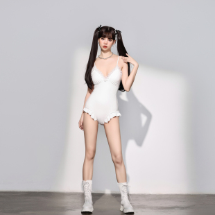 少年齐原创 纯欲辣妹白色连体V领性感温泉度假连体女泳衣 2024新款