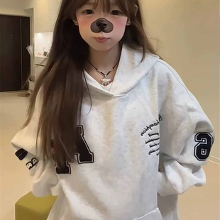 大童初中生白灰色植绒刺绣字母连帽卫衣女秋冬初高中学生保暖外套