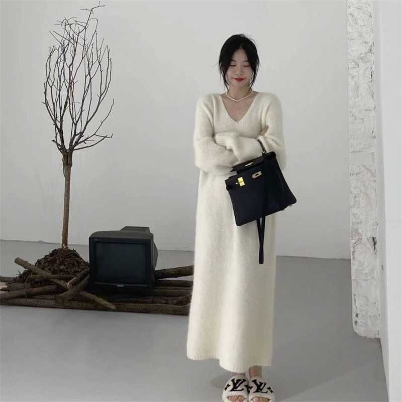 简约纯色软糯毛衣长裙V领保暖中长款甜美过膝针织连衣裙女秋冬潮