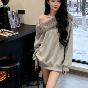 超好看的露肩毛绒边斜肩卫衣外套冬装高级感加绒加厚女T恤衫上衣