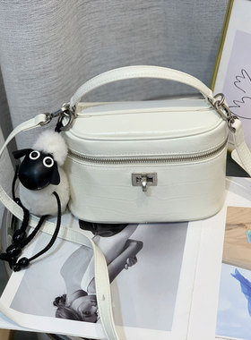 2026新款小众轻奢白色盒子包女手提斜挎包小羊挂件小方包单肩包