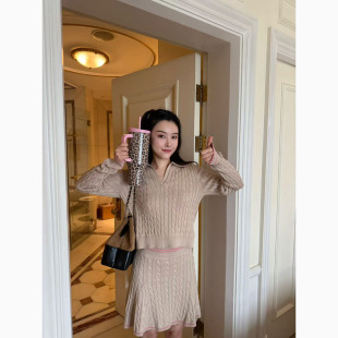 麻花毛衣配短裙 网球风经典 DUO智仙生 芭比温网衣橱