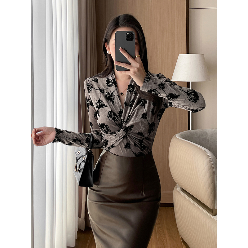 修身内搭感植绒提花扭结丝绒上衣