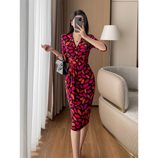 修身 弹力V领收腰包臀一步裙裹身裙女 新款 彩色红唇印花连衣裙春季