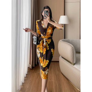 咖色浪漫印花连衣裙女春季新款高级感小众优雅V领垫肩修身裹身裙