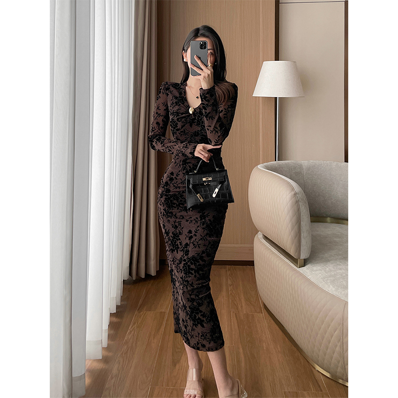 咖色植绒提花别致修身连衣裙