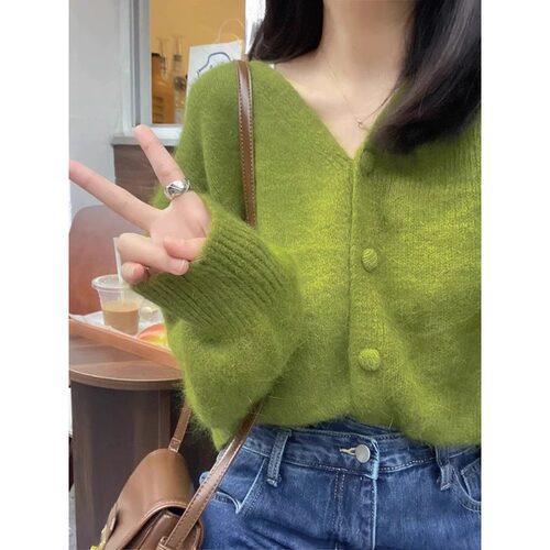 牛油果绿色毛衣外套女早秋2026新款v领短款外穿温柔慵懒针织开衫