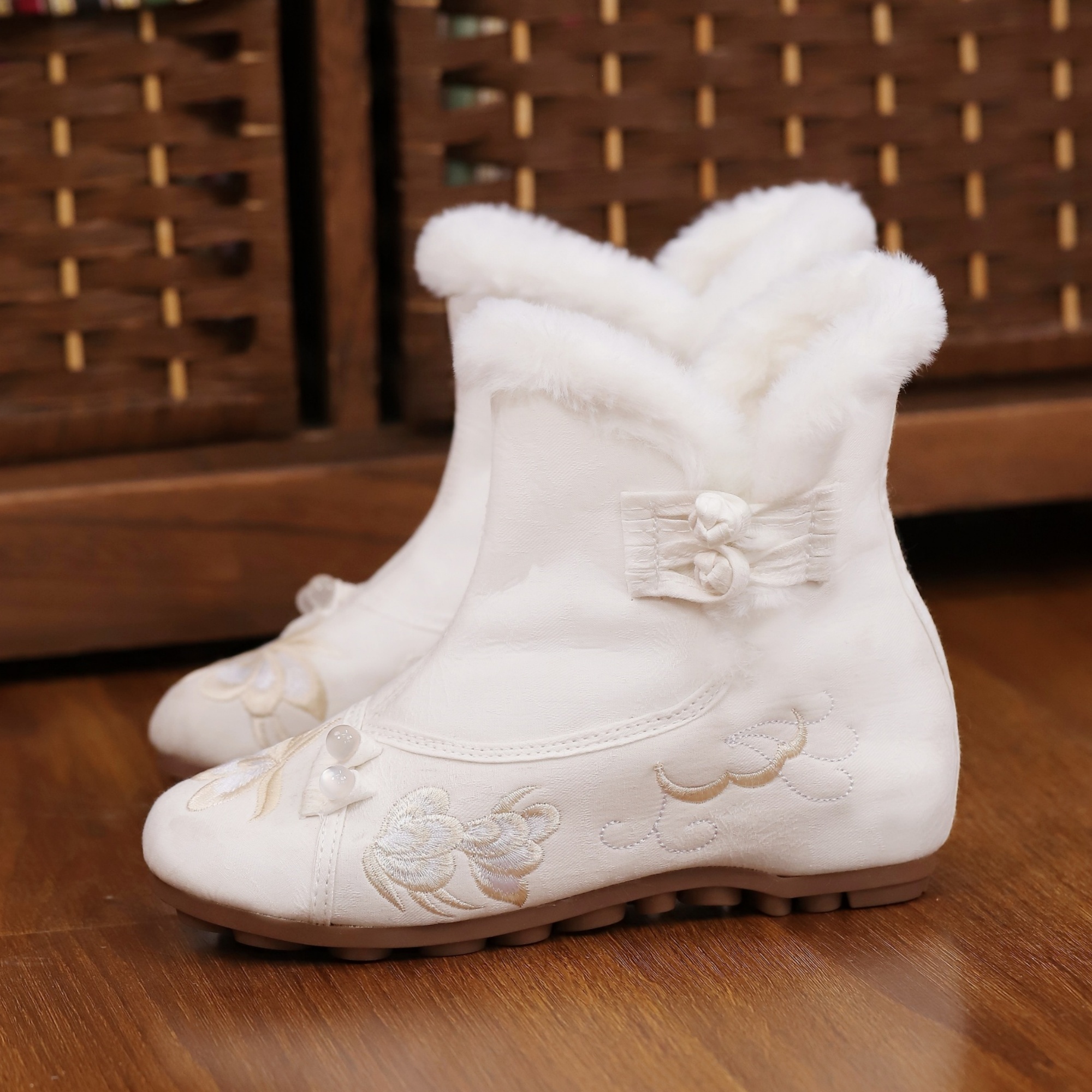 汉服靴冬季加绒内增高绣花鞋