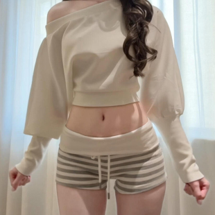 灰白色横条纹短裤女2026年夏季新款修身显瘦运动风低腰辣妹风热裤