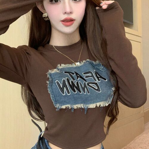 美式辣妹风潮流复古字母牛仔贴布长袖T恤女咖色修身短款辣妹上衣