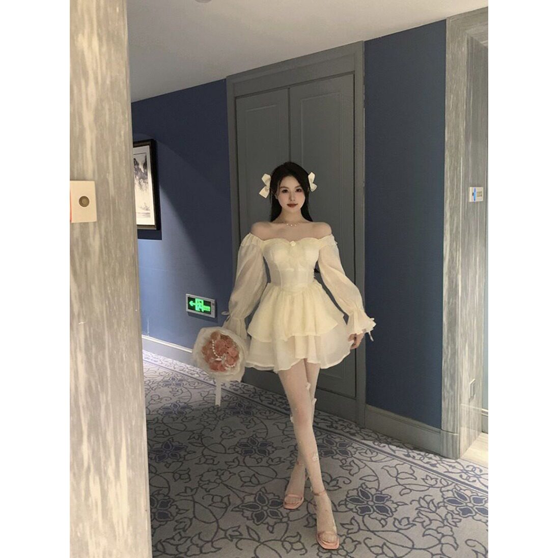 方领露肩甜美杏色长袖连衣裙女温连衣裙