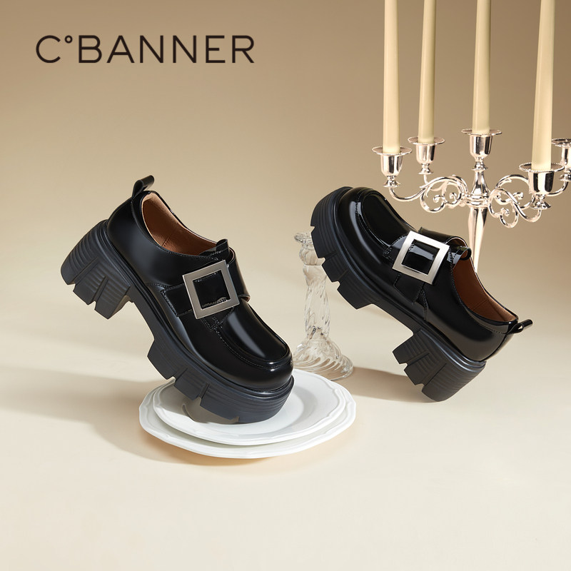 别致金属方扣 点缀鞋面