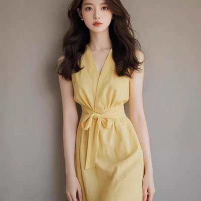 法式漂亮独特气质超好看简单大方鹅黄色v领无袖亚麻连衣裙子女夏