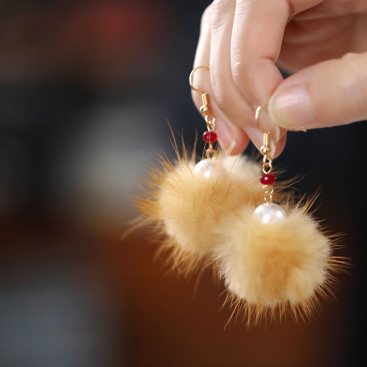 陌小墨秋冬新款氛围感水貂毛球耳环女高级感小众百搭耳饰耳坠