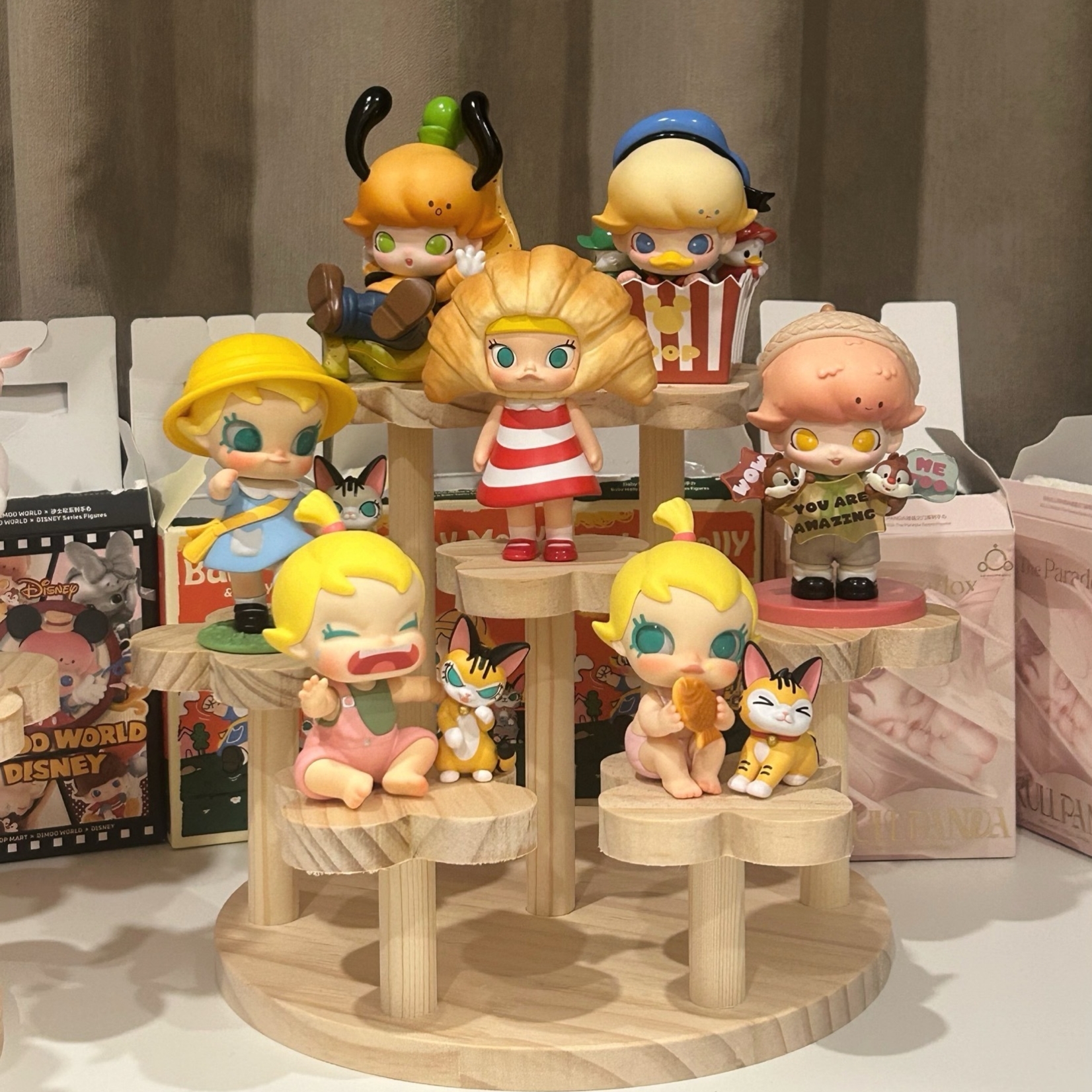 泡泡玛特MOLLY面包脑袋盲盒手办收纳盒征服牛角面包造景展示架子