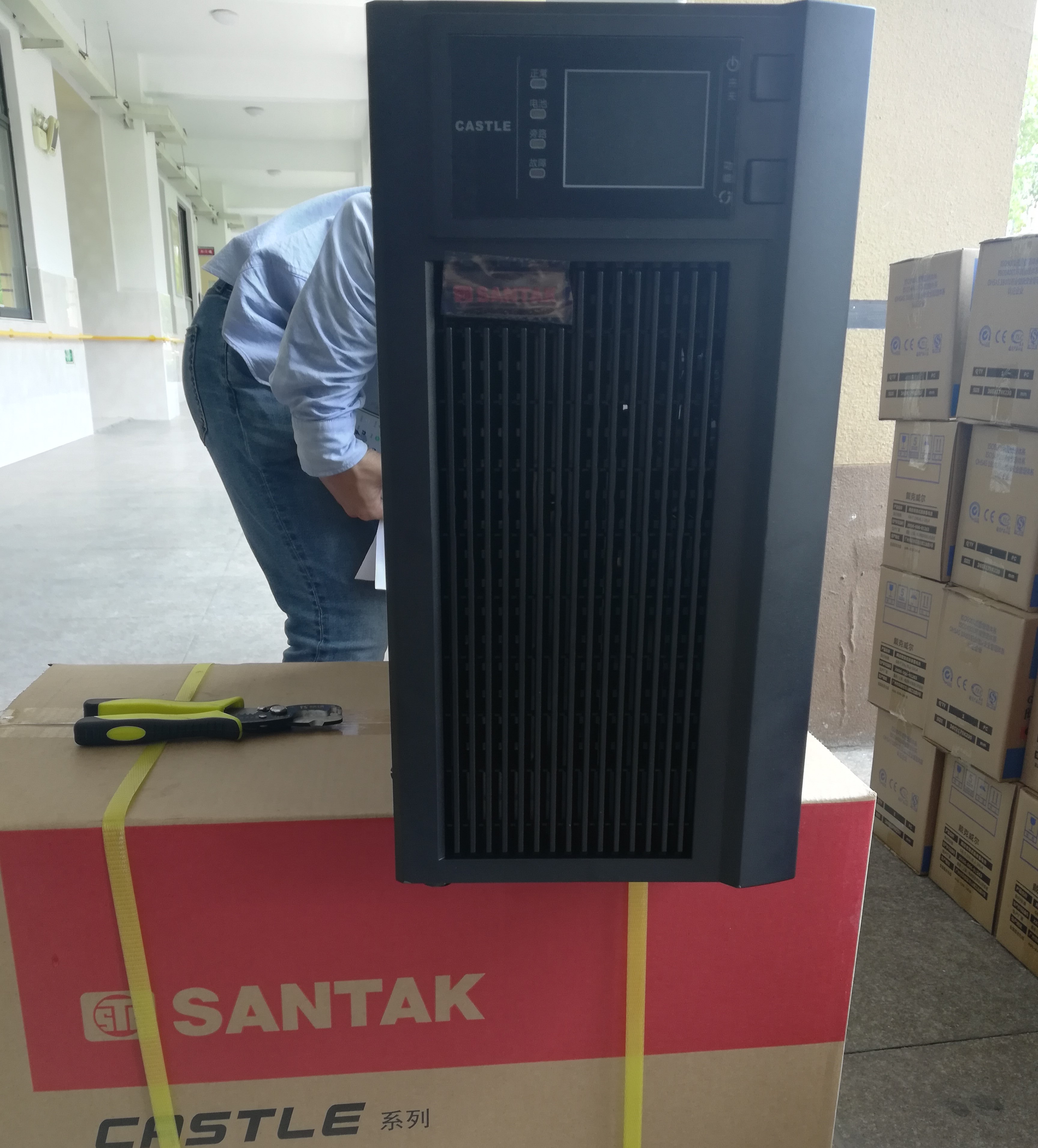 山特6kva4800w不间断电源主机