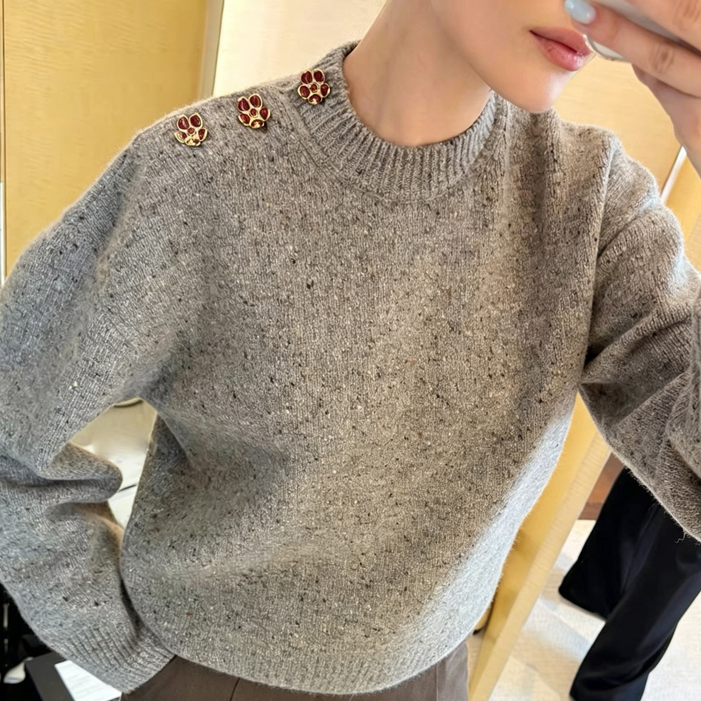 秋季小香风花朵纽扣圆领女毛衣