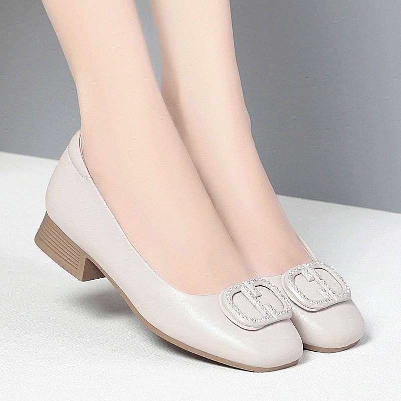 真皮软底妈妈鞋子春秋单鞋女中年女士中老年舒适洋气中跟皮鞋秋季