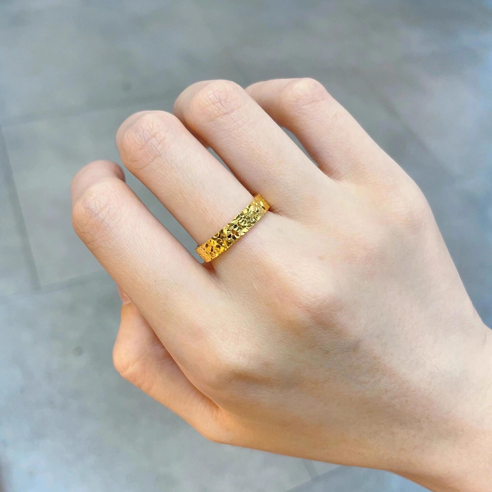 2025新款轻奢暴闪亮片碎碎冰金戒指仿真黄金色镭射高级感素圈指环