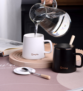 简约黑白陶瓷马克杯带盖勺450ml大容量创意咖啡杯情侣杯早餐杯