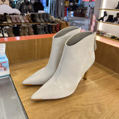 接吻猫2025秋优雅尖头高跟靴法式黑色细跟真皮时装靴女KA64586-50