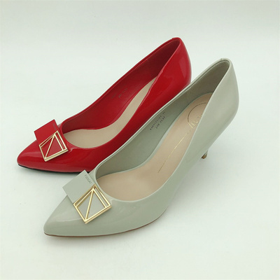 KISSCAT接吻猫2019春牛漆皮尖头细高跟饰扣浅口单鞋女KA09111-11