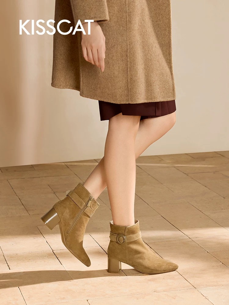 接吻猫粗跟瘦瘦靴2025冬羊绒尖头高跟时装靴显瘦KA65730-10